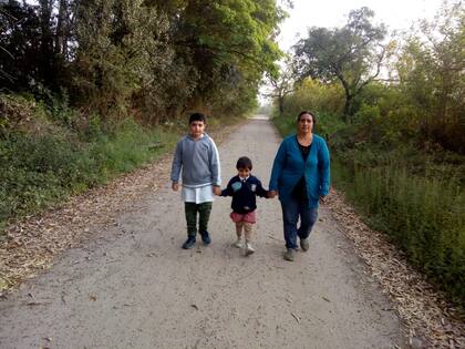 Eugenia, junto a sus dos hijos. "Yo empecé a trabajar a los 14 años y mi marido, a los 10", dice y asegura que no quiere eso para sus hijos. Foto: gentileza DYA