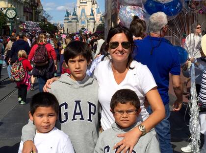 Eugenia junto a sus primeros tres hijos: Yair (21) , Mateo (15) y Benjamín (15).