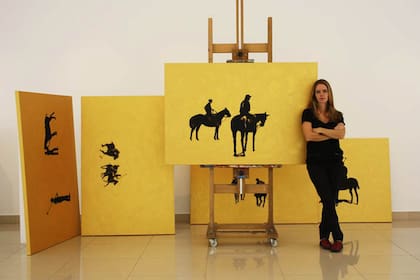 Eugenia Laprida junto a sus obras