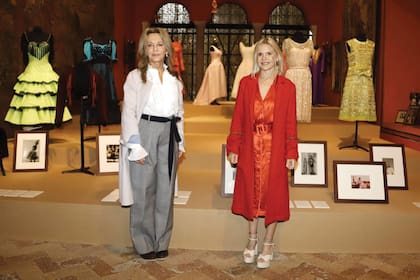Eugenia Martínez de Irujo junto a la historiadora de arte Cristina Carrillo de Albornoz, con quien realizó la curaduría de la muestra, posa delante de algunos de los trajes que se exhiben