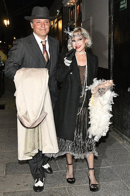 Eugenia Martínez de Irujo optó por un vestido midi con transparencias, strass, estola de plumas blanca y medias de red mientras que el empresario catalán Narcís Rebollo eligió un traje con chaqueta gris combinado con sombrero y zapatos tipo oxford bicolor.