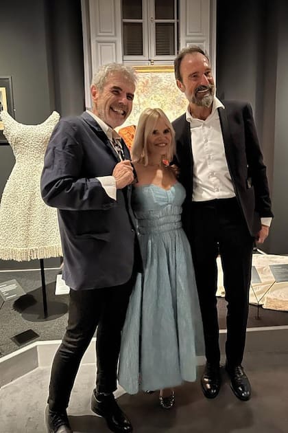 Eugenia Martínez de Irujo posa con los curadores de la muestra, Lorenzo Caprile y Eloy Martínez de la Pera, vestida con un traje joya de su madre, la XVIII duquesa de Alba, diseñado por Pedro Rodríguez.