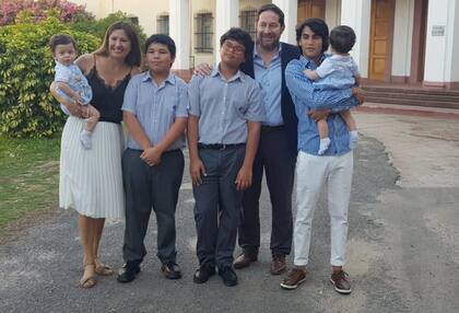 Eugenia sonríe feliz junto a su marido y a sus 5 hijos.