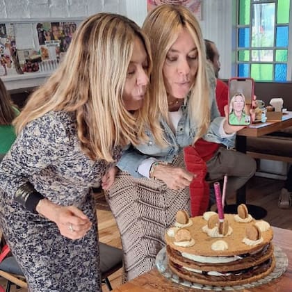 Eugenia sopló las velas junto a sus hermanas mediante una video llamada desde España