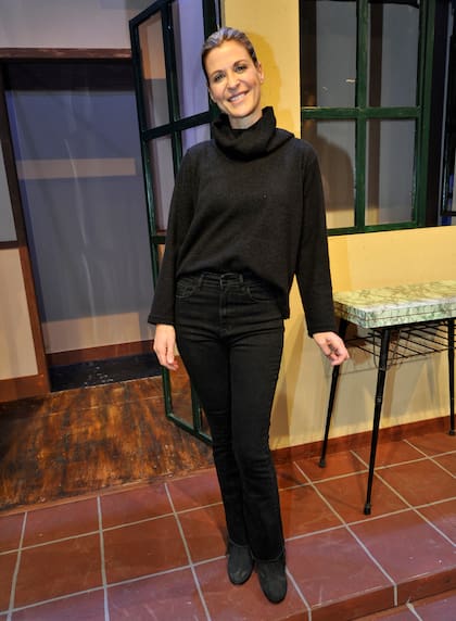 Eugenia Tobal, quien en la obra interpreta a Berenice, recurrió a un look total black para retirarse del teatro: jeans negros, polera al tono y unas botitas bajas fueron sus elegidos