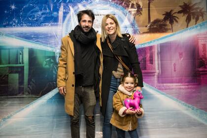 Eugenia Tobal, su marido Francisco García Ibar y la pequeña Emma posaron en familia antes de encontrarse con los emblemáticos personajes de Disney