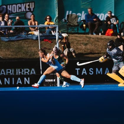 Eugenia Trinchinetti ya dejó en el camino a la arquera australiana y se prepara para anotar el segundo gol de las Leonas
