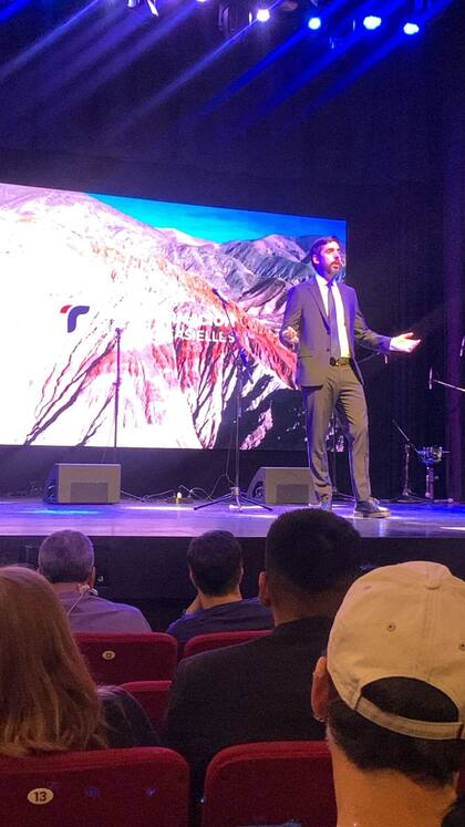 Eugenio Caseilles, diputado porteño, abrió un nuevo espacio en el teatro Regina.