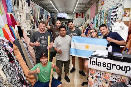 Eugenio junto a algunos de los empleados de Telasgroup, su marca; confeccionan almohadones, shorts y algunas de las telas que venden