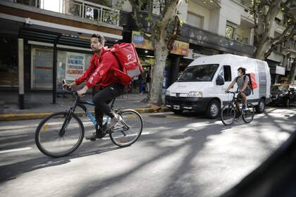 Eugenio Ribas entrega pedidos en bicicleta