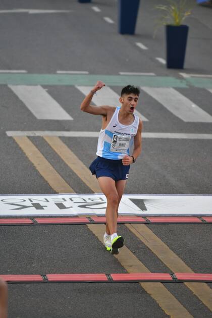 Eulalio "Coco" Muñoz, al arribar a la meta en la media maratón de 2022.