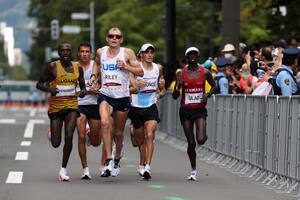 Eulalio Muñoz de Argentina, corre en el pelotón con Filex Chemongesi (Uganda), Jacob Riley (EE.UU.) y Adbi Hakin Ulad (Dinamarca)