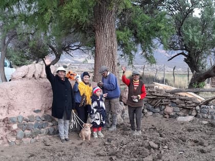 Eulogia (derecha) junto a su marido, su hija Elva y sus nietos (Gentileza: Elva Choque)