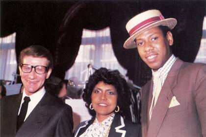 Eunice Johnson con Yves Saint Laurent y Andre Lean Talley en París.