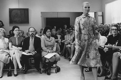 Eunice Johnson en el desfile de Pauline Trigere, en 1971.
