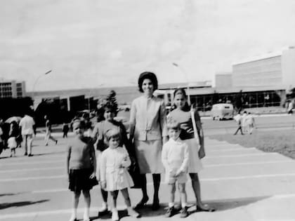 Eunice y sus cinco hijos en Brasilia después de la investidura de Rubens en 1963