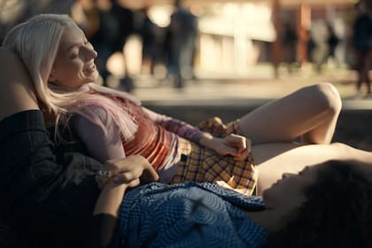 A Jules la caracterizan su personalidad alegre y su deseo de experimentar nuevas cosas, estandartes de las personas de Sagitario