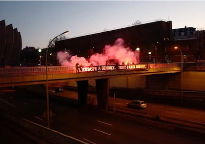 "Europa de rodillas, todo París de pie", la pancarta del PSG para el Barcelona. Crédito: Marca
