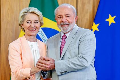 Ursula von der Leyen (L), Presidenta de la Comisión Europea, se da la mano con Luiz Inacio Lula da Silva, presidente de Brasil, en el Palacio de Gobierno de Brasil