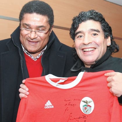 Eusébio y Maradona: el astro que soñó con jugar en Boca y el que hizo el deseo realidad.