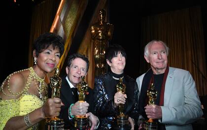 Euzhan Palcy, Michael J. Fox, Diane Warren y Peter Weir posan con sus premios Oscar