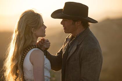 Dolores junto a su enamorado, Teddy (James Marsden), al frente de la insurrección 