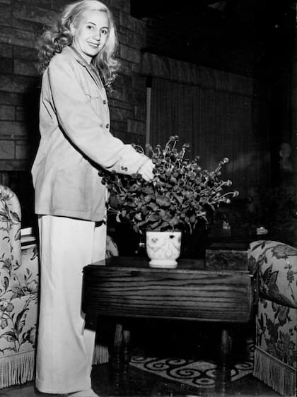 Eva Perón posa junto a un ramo de rosas