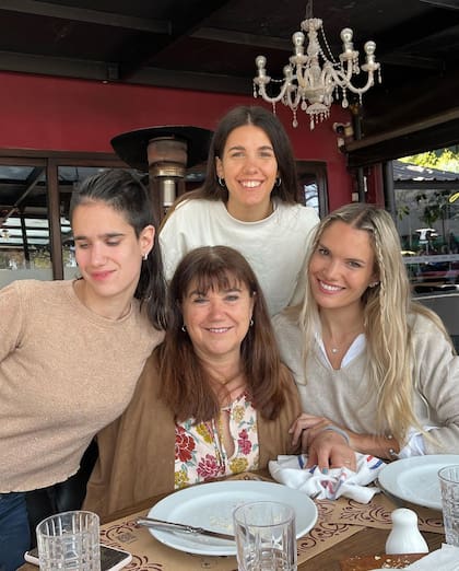 Eva Bargiela con sus dos hermanas y su madre