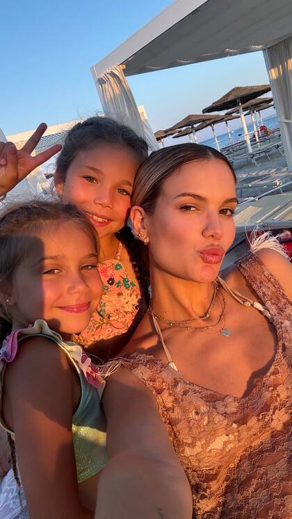 Eva Bargiela disfrutó de unos días en la playa con Valentina y Francesca, hijas del Cholo Simeone y Carla Pereyra