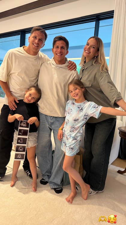 Eva Bargiela junto a Gianluca Simeone y sus hermanos, Giuliano, Francesca y Valentina