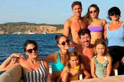 Eva Bargiela y Gianluca Simeone se mostraron en Ibiza con el Cholo, Carla Pereyra y el resto de la familia del futbolista (Captura: Instagram)