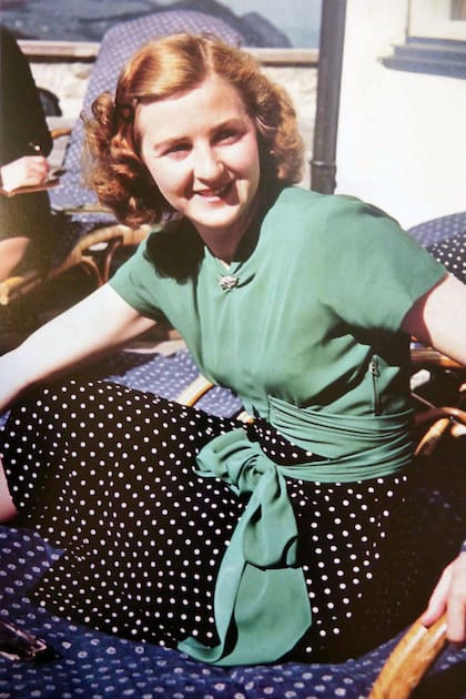 Eva Braun, la esposa de Hitler, lo acompañó en secreto tras el suicidio de su sobrina. 