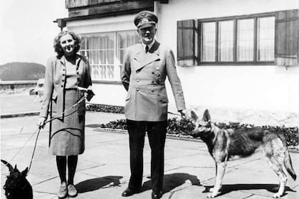 Eva Braun y Adolf Hitler se suicidaron el 30 de abril de 1945, y sus cuerpos fueron quemados