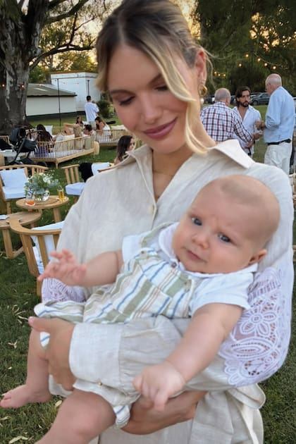 Eva con su hijo en brazos. Después del bautismo, hicieron un almuerzo en la estancia donde se instalaron todos juntos por unos días