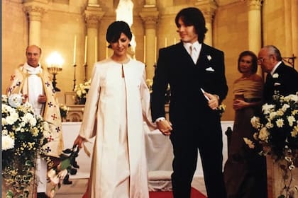 Eva con su marido, Juan Pons. Se pusieron de novios en diciembre del 97; el suyo fue el primer casamiento que se hizo en el Tattersall de Palermo. “Fue divertidísimo. Nuestro hijo, Beltrán, a quien le faltan pocas materias para terminar la carrera en la FUC, está digitalizando el video, que era VHS”