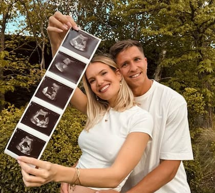Eva con su pareja Gianluca, felices por la noticia del bebé en camino (Foto: @evabargiela)