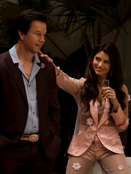 Eva De Dominici y Mark Wahlberg en Balls up, que estrena el 15 de abril en Prime Video