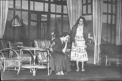 Eva Franco y Maria Rosa Gallo en "El agua que lleva el río", representada en el Grand Splendid el 8 de julio de 1949