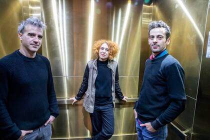 Eva Halac con dos de sus actores, Daniel Hendler y Guido Botto Fiora
