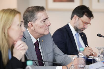 Eva Jané Llopis, representante de OPS en Argentina; Jarbas Barboisa, director de la OPS, y Santiago Cornejo, gerente ejecutivo de los Fondos Rotatorios Regionales de la OPS