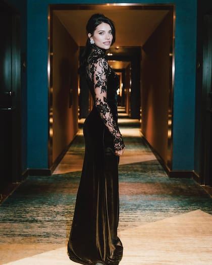 Eva llevó un traje de Zuhair Murad en seda y
gamuza con aberturas de encaje de la colección
prêt-à-porter otoño 2024, al que le sumó joyas de
brillantes de Piaget.