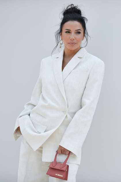 Eva Longoria asistió al desfile de Jacquemus en el marco del Paris Fashion Week en el Chateau de Versailles; la actriz deslumbró con un elegante traje blanco al que resaltó con una mini cartera rosa de la marca