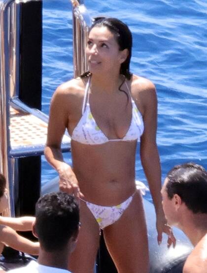 Eva Longoria deja ver su figura bajo el sol italiano durante sus vacaciones en Capri, donde fue vista con su esposo, José Antonio Bastón
