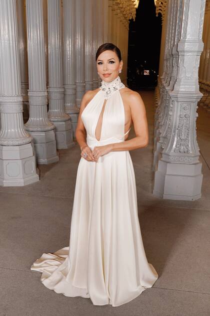 Eva Longoria fue una de las presentadoras de la noche, encargada de rendir homenaje a la artista Judy Baca. La actriz llevó un vestido satinado con cuello halter de pedrería y gran escote de Zuhair Murad.