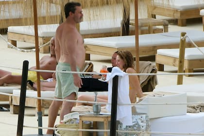 La pareja fue capturada mientras tomaba sol en una playa de Palma de Mallorca, donde no faltaron los mimos y gestos románticos