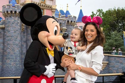 Eva Longoria en Disney con su hijo Santiago