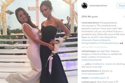 Eva Longoria y Victoria Beckham posando durante el casamiento de la actriz