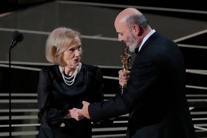 Eva Marie Saint le hace entrega del Oscar a mejor vestuario a Mark Briges, por El hilo fantasma