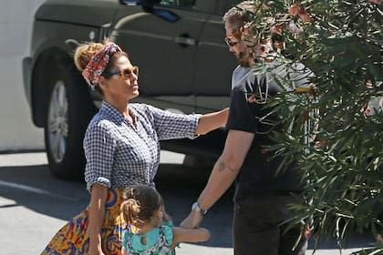 Eva Mendes y Ryan Gosling compartiendo una salida familiar con sus hijas, Amada y Esmeralda