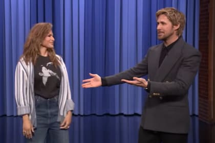 Eva Mendes y Ryan Gosling estuvieron juntos en The Tonight Show Starring Jimmy Fallon y celebraron en vivo el cumpleaños de ella (Foto: Captura de video)